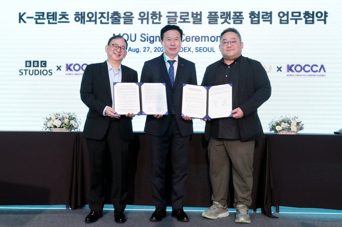 업무협약 후 기념촬영 하고 있다. (사진=한국콘텐츠진흥원)