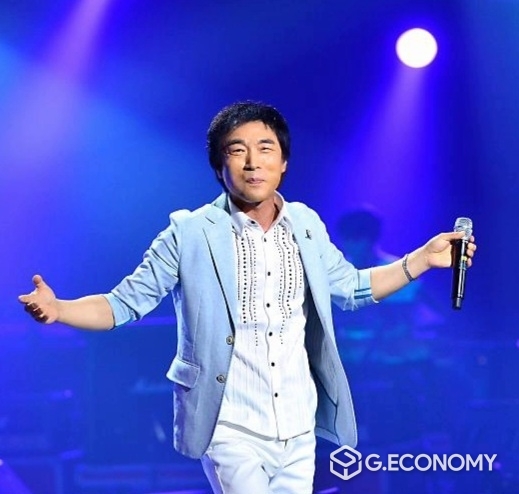 무대에서 타이틀 곡 '사랑한다면'을 불러 관객의 박수를 받고 미소를 담고 있는 건아들의 보컬 곽종목 모습 / 사진 한방기획