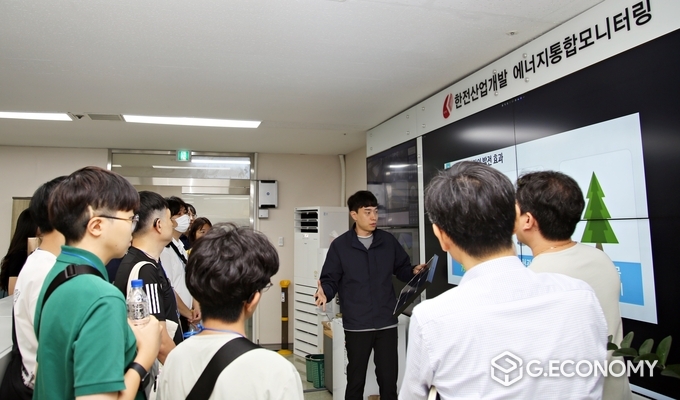 29일(목) 한전산업개발 기업 탐방 행사에서 에너지사업처를 방문한 서울애화학교 학생들이 현직자의 설명을 듣고 있다.