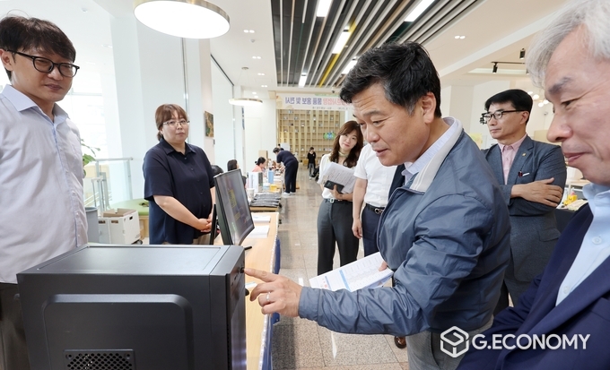 장애인생산품 우선구매를 위한 물품 홍보 및 전시회에 참석한 , 박종효 남동구청장
