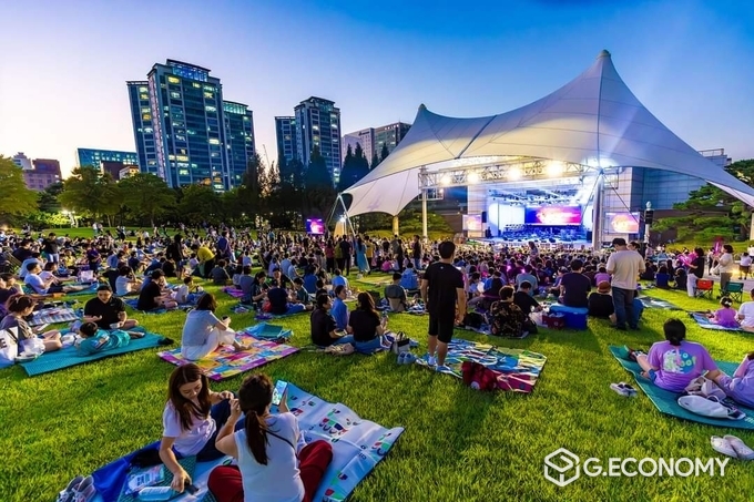 수원시민들이 '잔디밭음악회'를 관람하기 위해 제1야외음악당의 잔디밭을 가득 메운 모습./사진=이재준 시장 SNS