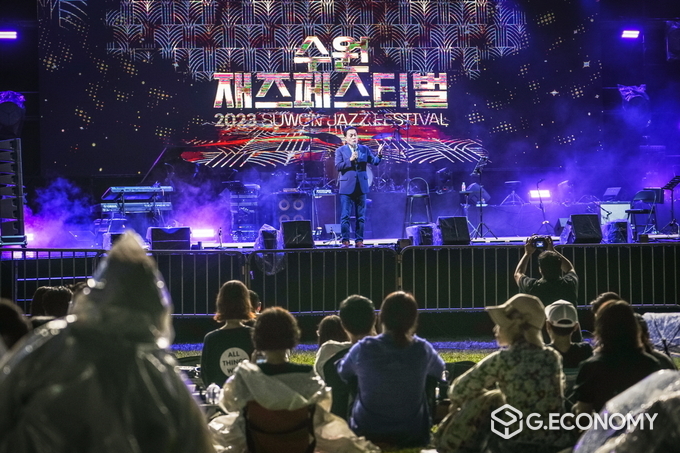 지난해 재즈페스티벌에서 이재준 시장이 축사를 하고 있다./사진=수원시