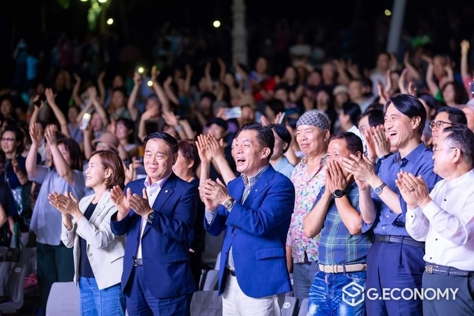 이재준 시장이 지난달 30일 제1야외 음악당에서 열린 '잔디밭음악회'를 관람하고 기립박수를 보내고 있다./사진=이재준 시장 SNS