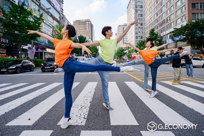 수원 발레축제를 앞두고 지난달 인계동의 한 횡단보도에서 깜짝 발레공연을 펼치며 홍보하고 있다./사진=수원시