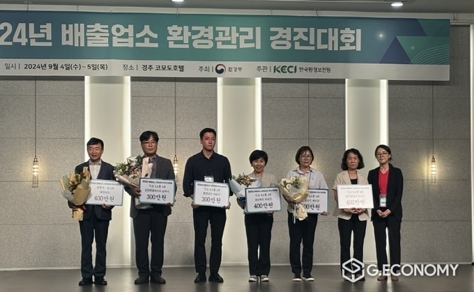 배출업소 환경관리 경진대회 시상식 좌) 황은성 충남 환경관리과장