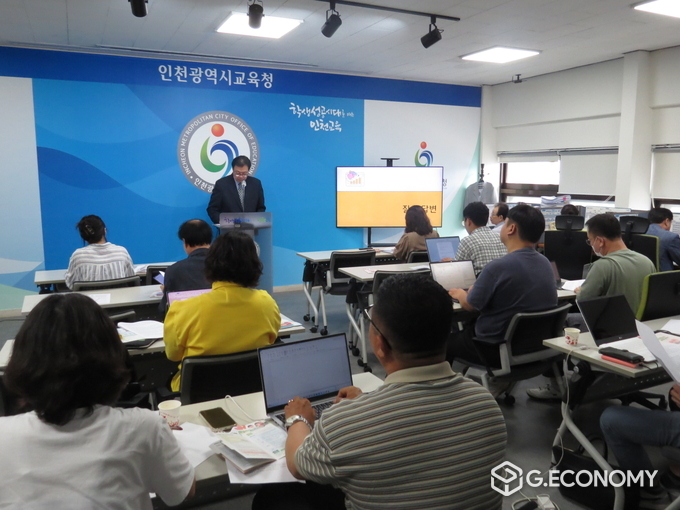  인천시교육청, 박종화 교육활동보호담당관 기자회견 모습 (사진=신종삼기자)