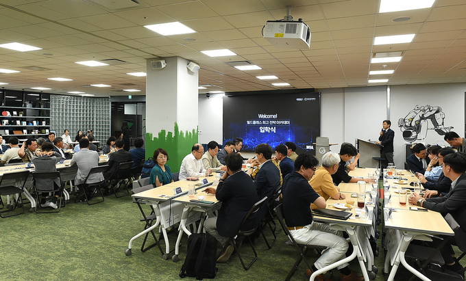 경과원은 5일 판교 스타트업캠퍼스에서 제1기 월드클래스 최고전략 아카데미 입학식을 열고 본격적인 AI·DX 글로벌 혁신 전략가 과정을 시작했다. /경과원제공