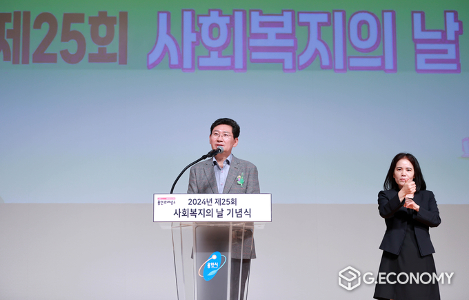 이상일 용인특례시장이 지난 6일 제25회 사회복지의 날 기념식에서 축사를 하고 있다. /용인시제공