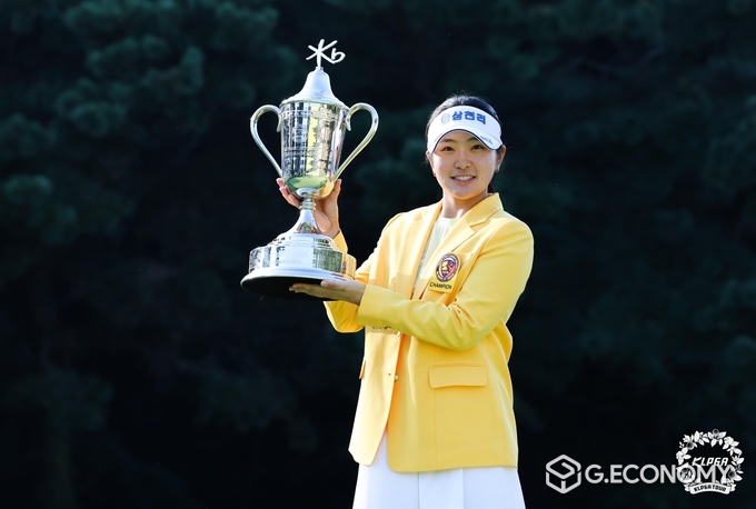 유현조가 우승트로피와 자켓을 입고 기념촬영을 하고 있다./사진=KLPGA 제공