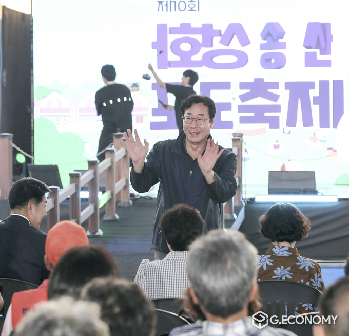 정명근 시장이 제10회 화성송산포도 축제에서 시민들에게 인사를 나누고 있다./사진=화성시