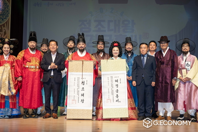 이재준 수원시장(왼쪽 3번째), 이재식 수원시의회 의장(오른쪽 3번째)이 정조대왕 역, 혜경궁 홍씨 역에 선발된 시민과 함께하고 있다./사진=수원