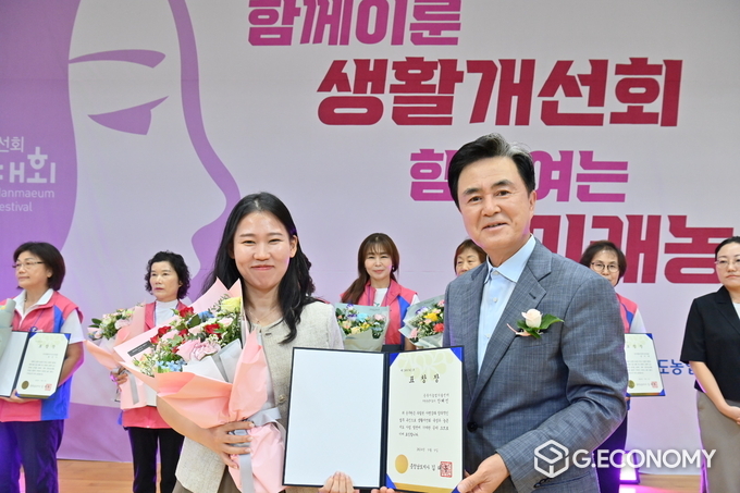 김태흠 지사와 생활개선회원, 공주시농업기술센터 안혜민 표창장 수여 