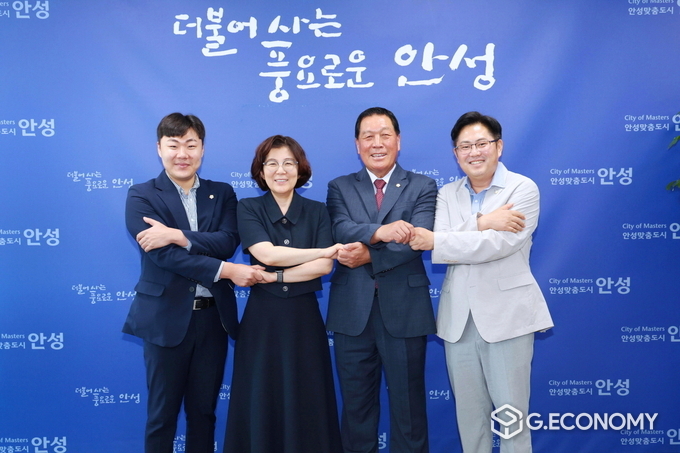 안성시와 안성시의회가 지난 9일 시장실에서 간담회를 갖고 상호 간의 지속적인 협치와 결속을 다짐했다. /안성시제공