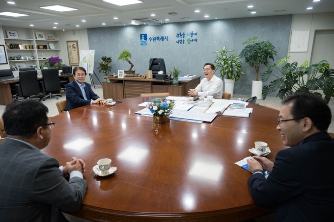 이재준 수원시장과 회동 중인 이동환 고양시장 (사진=고양시)