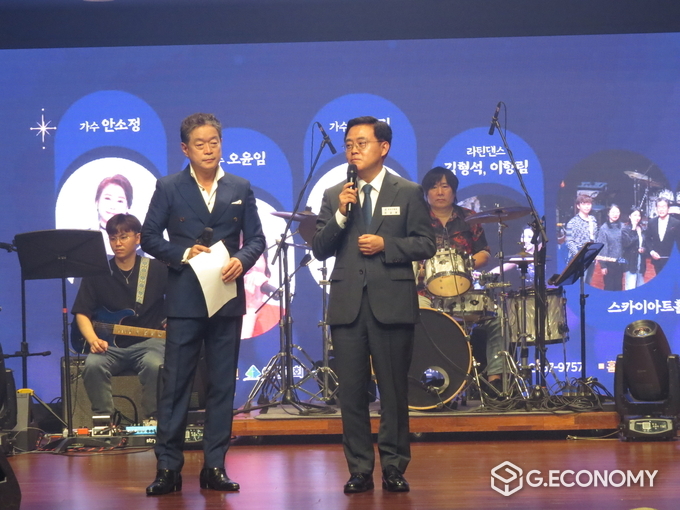스카이아트홀 노희섭 관장 & 진교훈 강서구청장 (사진=신종삼기자)