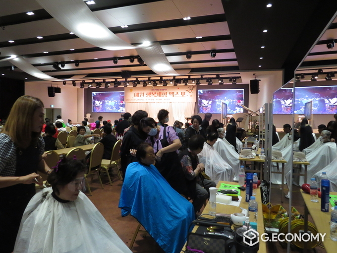 '강서구 어르신 초청콘서트' 미용봉사 모습 (사진=신종삼기자)
