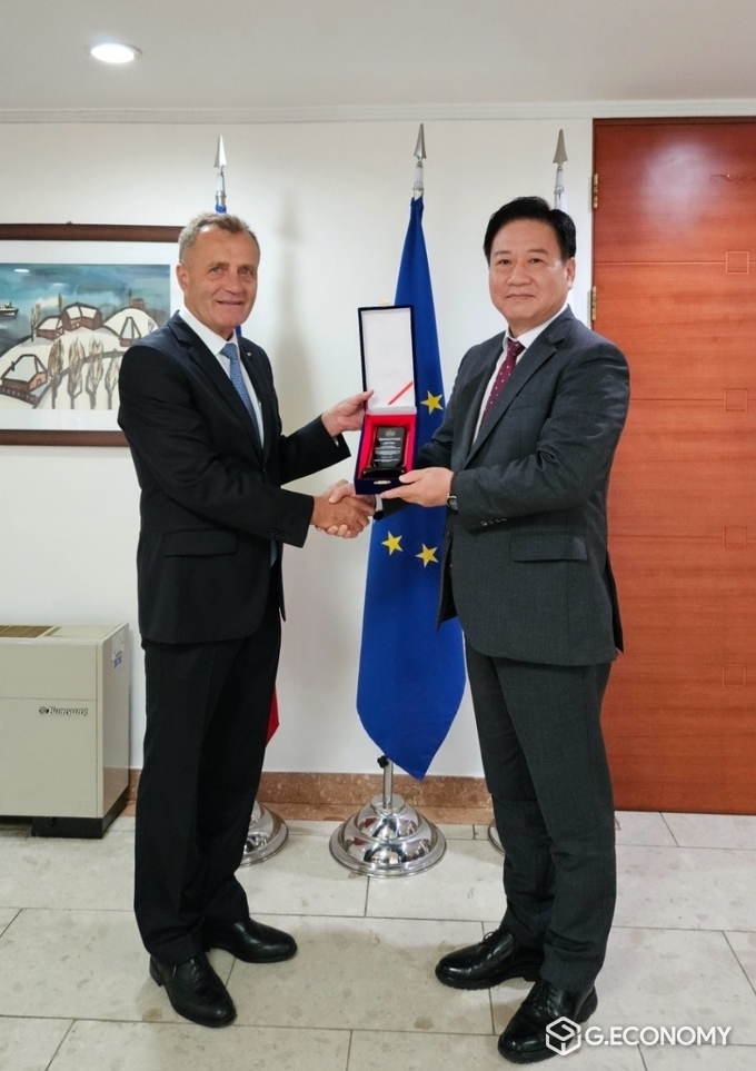 충남문화관광재단 서흥식 대표, 주한루마니아대사관으로부터 표창패 수상