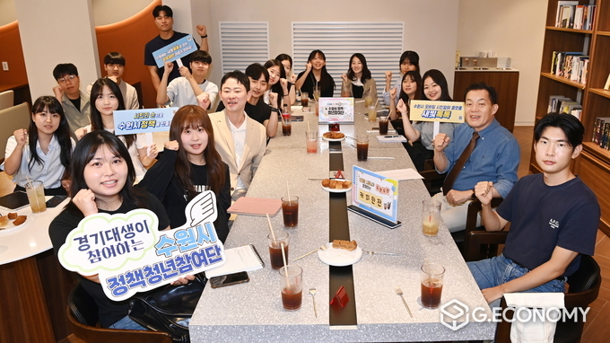 이재준 수원시장이 수원시 정책 참여단으로 활동하는 경기대학교 학생들과 이야기를 나누고 있다./사진=수원시