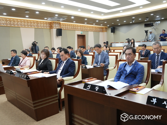 평택시의회는 12일 시의회 2층 본회의장에서 제2차 본회의를 끝으로 4일간 이어진 제251회 임시회 의사일정을 마무리했다. /평택시의회제공
