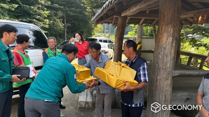 충남도, 추석 맞아 호우 피해 이재민에 위문품 전달
