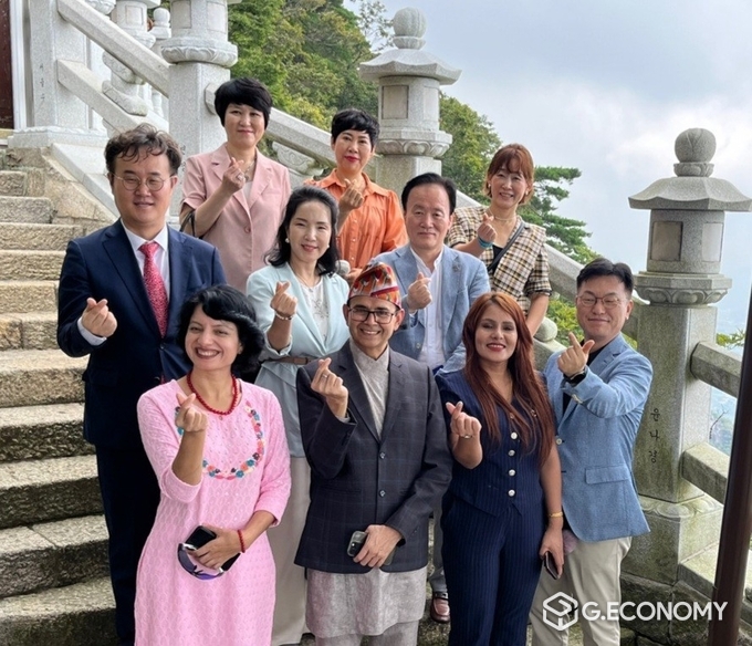 Pushpa Raj Bhattarai(쁘스뻐 라즈 버떠라이) 주한 네팔 대리대사가 지난 12일 통도사 말사 미타암을 방문해 네팔 재외동포포럼 엘이샤 한국대표, 김용수 주한네팔대사관 국제교류협력관, 김성훈 서경대 특임교수, 경상남도의회 박인 부의장, 모나리자에스엠 윤종선회장, 박혜수CMO 등이 함께 기념촬영을 하고 있다.