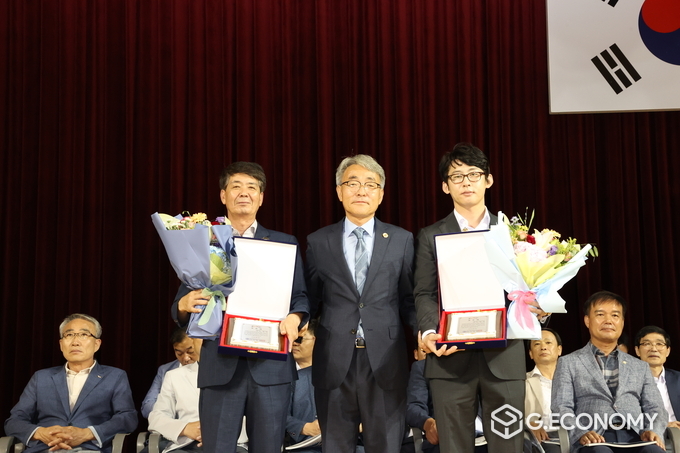 고창군의회 박성만 의원, 임종훈 의원 감사패 수상