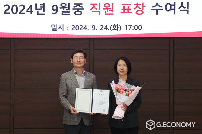 이상일 시장이 김인자 징수과 체납행정팀장에게 표창장을 수여한 후 기념촬영을 하고 있다. /용인시제공