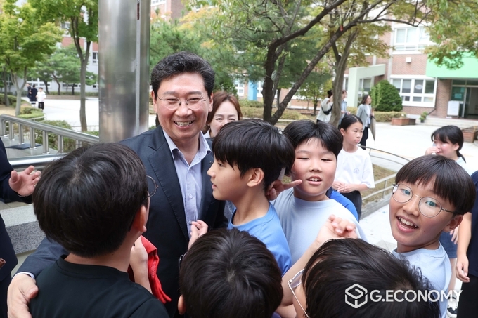 이상일 용인특례시장이 고림초를 찾아 학생들의 인사에 화답하고 있다. /용인시제공