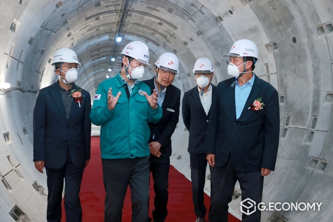 이상일 용인특례시장이 지난달 30일 용인반도체 클러스터 일반산업단지 전력공급 시설 터널식 전력구 관통식 현장을 둘러보고, 현장 관계자들과 의견을 나누고 있다. /용인시제공