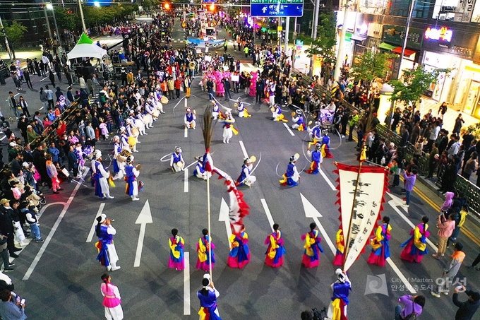 안성시가 2일 2024 안성맞춤 남사당 바우덕이 축제의 전야제 행사인 길놀이 퍼레이드를 개최한다. /안성시제공