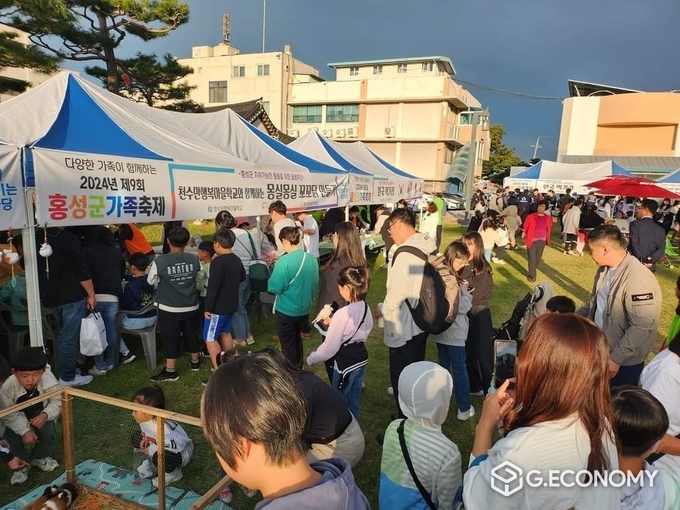 홍성군청 여하정 일원에서 개최한 ‘제9회 홍성군가족센터’ 축제 모습