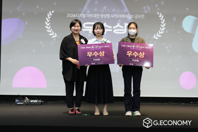 충남정보문화산업진흥원 김곡미 원장이 공모전에 우수상을 수상한 이금납, 김윤정과 기념사진 촬영