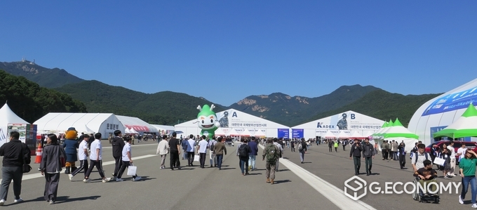 2024 대한민국 국제방위산업전시회(KADEX)’ 행사장을 찾은 방산 관계자들과 지역시민들이 ‘계룡軍문화축제’와 ‘지상군페스티벌’ 행사를 함께 관람하고 있다