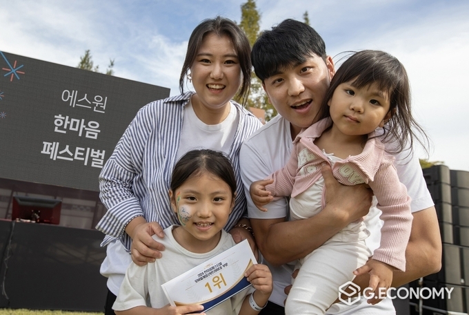 에스원 임직원들과 가족들이 뉴트로(New+Retro) 콘셉트의 테마파크에서 축제를 즐기고 있다. /사진=삼성에스원