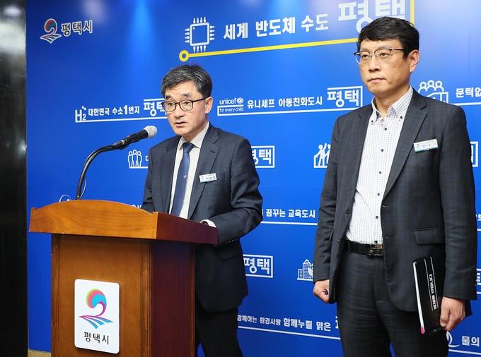 박영철 평택시 도시주택국장이 10일 공동주택 건축기준’을 언론브리핑을 통해 공표했다. /평택시제공