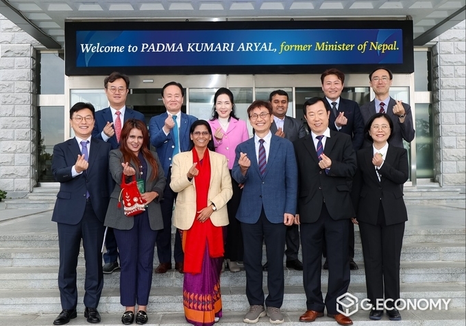 영남대학교 본관에서 열린 간담회에서 PADMA KUMARI ARYAL(파드마 쿠마리 아리얄) 前)네팔 농업축산개발부 장관과 영남대 한동근 부총장, 이병완 박정희새마을대학원장(사진 가운데), 이정주 새마을국제개발학과 부원장, 이주형 국제개발협력원장, 김정우 국제개발협력원 팀장, 윤종선 한국-네팔국제교류협회 이사장, 스리쟈나 네팔리· 김용수 한국-네팔국제교류협회 상임대표, 박혜수·윤성일 공동대표 김성훈 서경대특임교수 등 영남대 새마을학과 교수진들과 기념 촬영을 하고 있다.