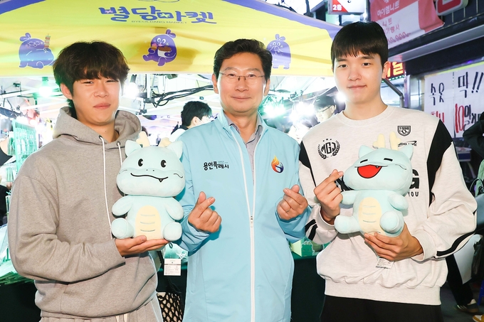 이상일 용인특례시장이 지난 11일 용인중앙시장 별빛마당 야시장에서 시민들과 기념촬영을 하고 있다. /용인시제공