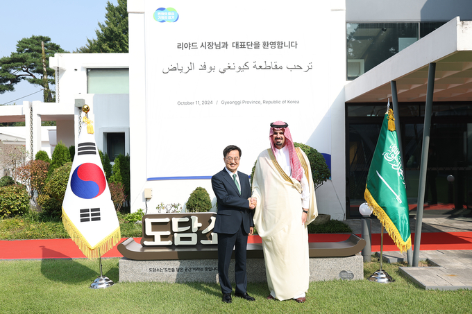 김동연 경기도지사와 사우디아라비아의 수도 리야드 파이살 빈 에야프 시장이 지난 11일 오전 도담소에서 기념촬영을 하고 있다. /경기도제공