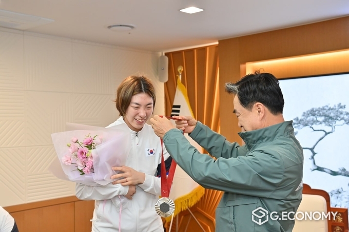 김태흠 지사, ‘2024 파리 패럴림픽 선수단’ 환담 홍성군청 소속 권효경 선수