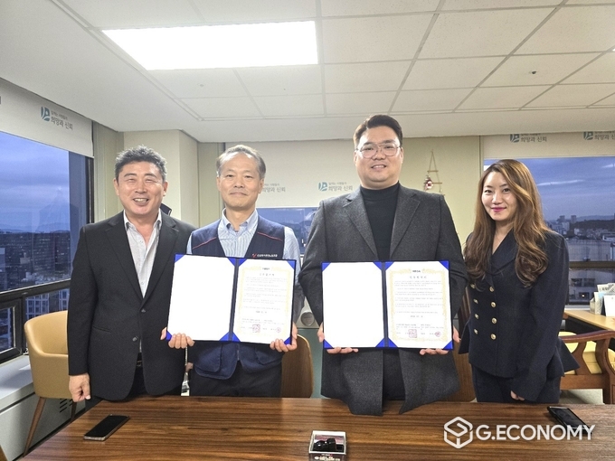 ‘HBGA 커넥트, 모바일 포인트 적립카드’ 한울타리공공노동조합 대외협력 이성부 집행위원장, 근로복지공단 노동조합 신현우 서울본부장, HBGA 박대한 대표, 박세아 홍보과장이 서울시 중구 근로복지공단 노동조합 사무실에서 협약 후 기념사진/뉴스아이이에스