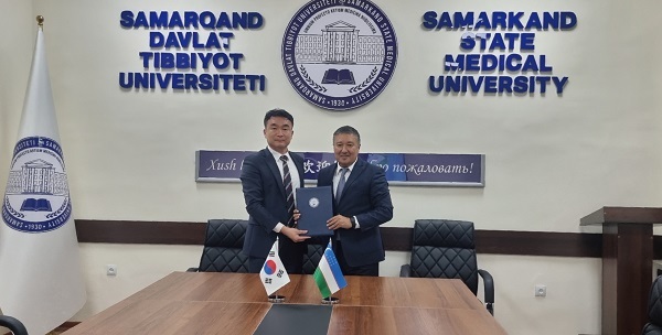 왼쪽부터 NK헬스케어 강주원 대표, 우즈베키스탄 사마르칸트 국립의과대학 자수르(Rizayev Jasur Alimdjanovich) 총장