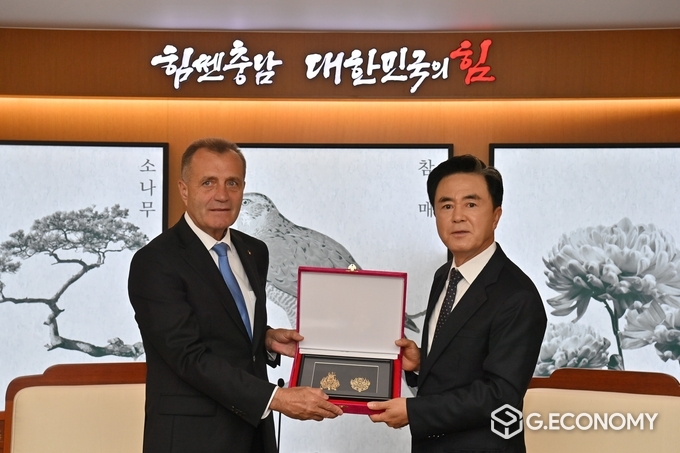 김태흠 지사는 18일 충남도청 접견실에서 체자르 마놀레 아르메아누 주한 루마니아 대사와 만나 