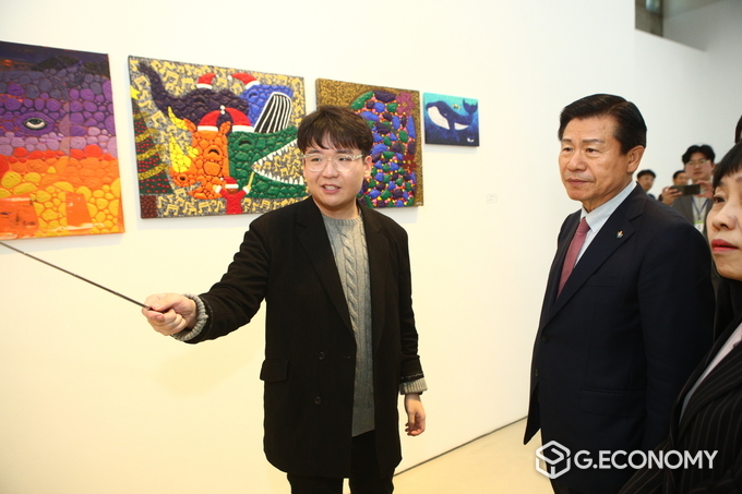 김수광 작가 개인전, 대구 봉산문화회관, 류규하 대구광역시 중구청장에게 작품 설명/ 뉴스아이이에스
