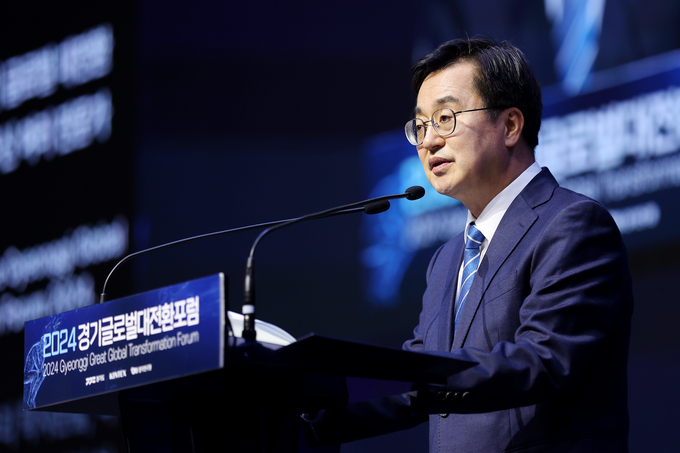 김동연 경기도지사가 지금의 세계는 AI가 주도하는 대전환의 시대를 맞아 새로운 질서가 만들어지고 있다며 이를 이끌 새로운 길로 ‘휴머노믹스’를 제안했다. /경기도제공