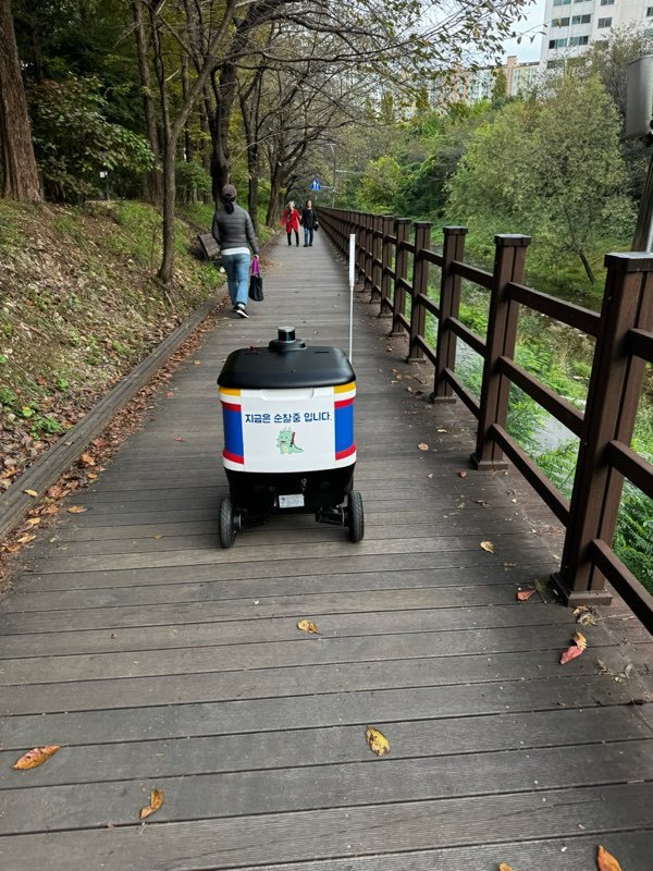 용인특례시 수지구 풍덕천2동 정평천 산책로 주변을 자율주행 순찰 로봇이 순찰하고있다. /용인시제공