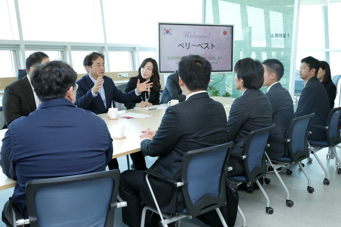 일본 베리베스트 법무법인 대표·관계자들과 환담 중인 이동환 시장 (사진=고양특례시청)