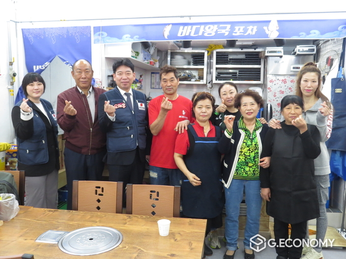 이단비 (인천시의원,) 김형삼 (오래도래대표),유제홍(국민의힘 부평갑 당협위원장), 박성진 (바다왕국포차 대표), 정호순대표,,김문이 (미르뷰티 원장), 임인숙,,김정임, 허서현 (서현살롱 원장) (사진=신종삼기자)