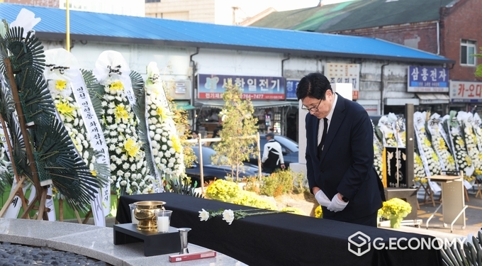 도성훈 인천시교육감 인현동 화재 참사 25주기 추모식에서 헌화와 묵념 하고 있다