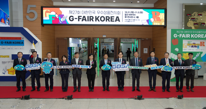 31일 킨텍스에서 열린 ‘G-FAIR KOREA 2024’ 개막식에서 오후석 경기도 행정2부지사(왼쪽 일곱 번째), 강성천 경과원장(왼쪽 여덟 번째) 등 주요 참석자들이 기념촬영을 하고 있다. /경과원제공