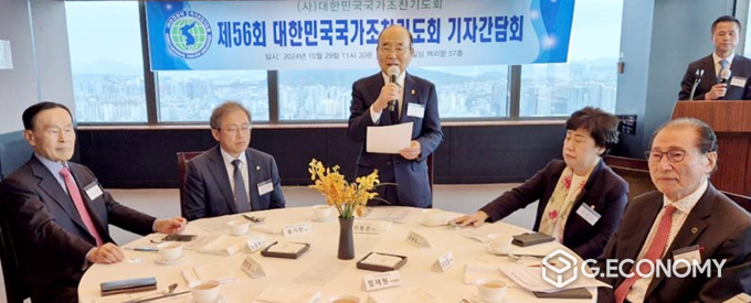 ▲ 29일 11시 열린 대한민국 국가조찬기도회 기자간담회. 왼쪽부터 노승숙 장로(대한민국 국가조찬기도회 전 회장), 송기헌 의원(더불어민주당),이봉관 장로(대한민국 국가조찬기도회 회장), 조배숙 의원(국민의힘), 두상달 장로(대한민국 국가조찬기도회 전 회장)